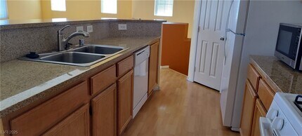 Building Photo - 3913 Sweet Pine St