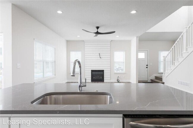 Building Photo - 4 br, 3.5 bath House - 16224 Broadmoor St
