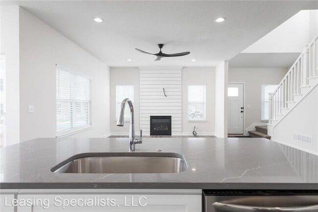 Foto del edificio - 4 br, 3.5 bath House - 16224 Broadmoor St