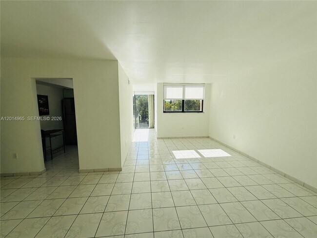 Foto del edificio - 9440 W Flagler St