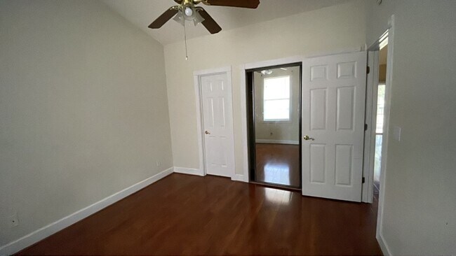 Foto del edificio - REDUCED! Large Unfurnished 2 Bedroom Condo...