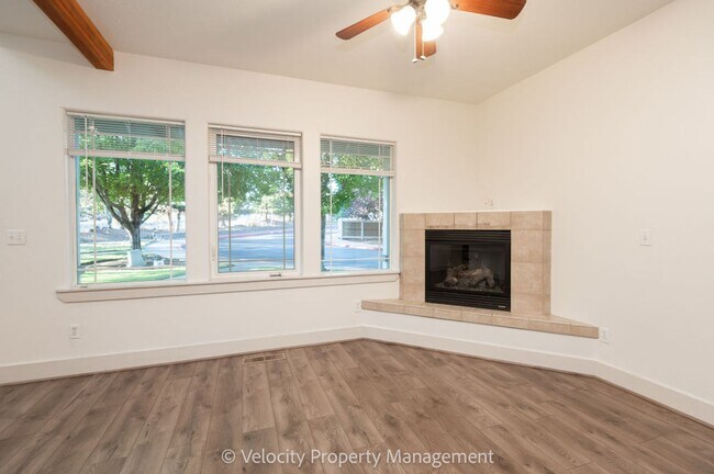 Foto del edificio - Beautiful Home in SW Bend - 1 dog considered!