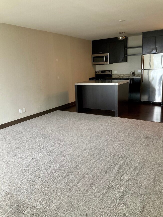 Kitchen w/moveable island - 255 SW Harrison St