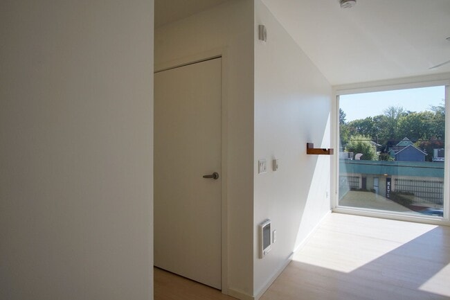 Building Photo - Modern 2nd Floor Studio with D/W & Washer/...