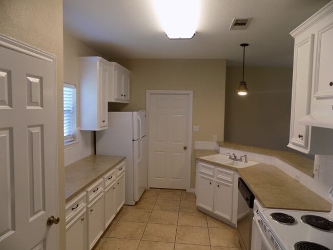 Foto del edificio - 13541 Lake Breeze Ln