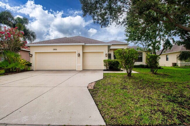 Building Photo - Luxurious Lakefront Living: Spacious 4-Bedroom Home with Pool and Guest Suite in Lakewood Ranch