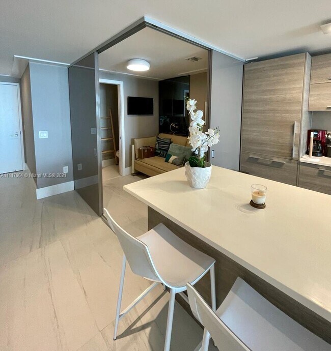 Foto del edificio - 650 NE 32nd St