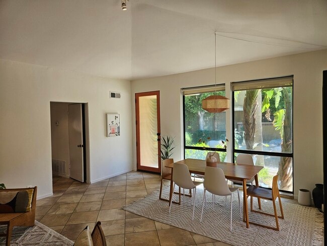 Foto del edificio - 2501 N Indian Canyon Dr