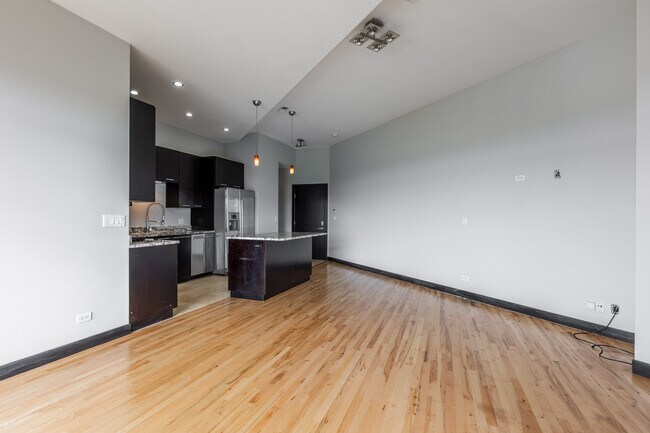 Building Photo - 2319 N Damen Ave
