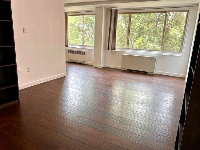 Building Photo - 4000 Tunlaw Rd NW