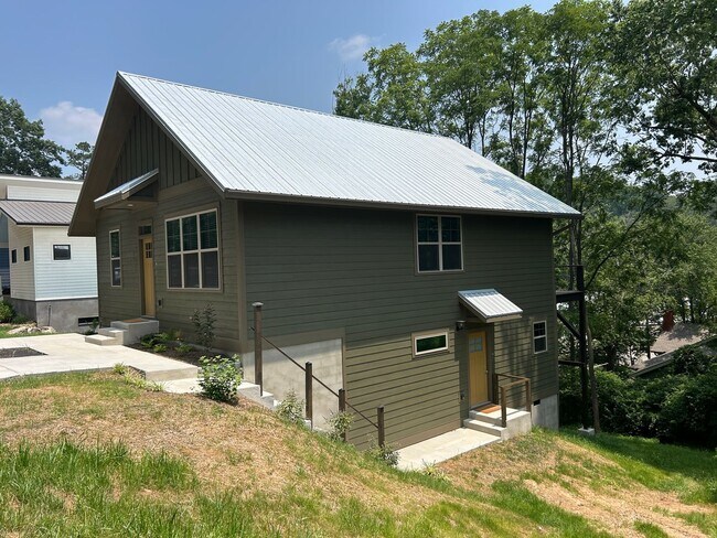 Foto del edificio - West AVL - 2023 Custom Built Duplex