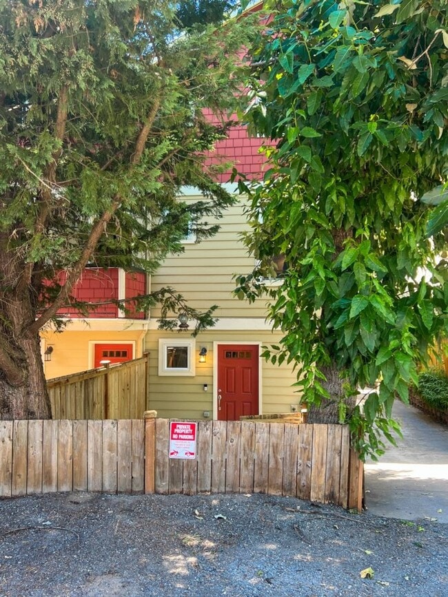 Building Photo - 2Bd/3Ba Seattle Townhouse