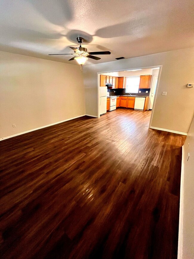 Foto del edificio - *Move in Special* 2 Bedroom / 1 Bath **Cozy Unit in Pleasanton** w/ Covered Carport! *Refrigerato...