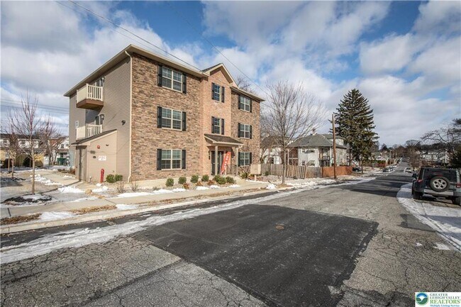 Building Photo - 1513 Maple St