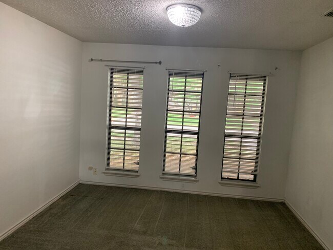 Foto del edificio - 4534 Silver Hollow Dr