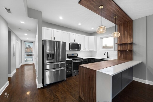Building Photo - Fantastic Updated 2-bed in the Heart of We...