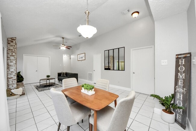 Foto del edificio - 20627 Burwood Cir