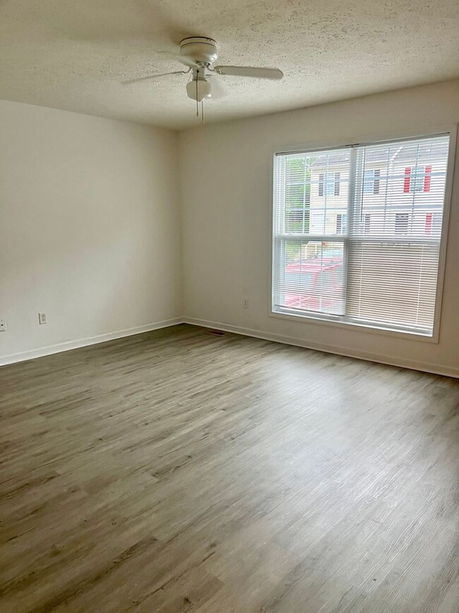 Building Photo - King George 3 Bedroom End Unit
