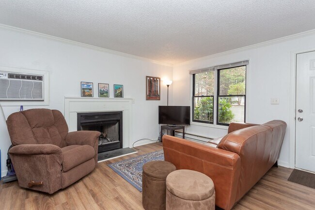 Building Photo - Available early July! One level, 2 bedroom...