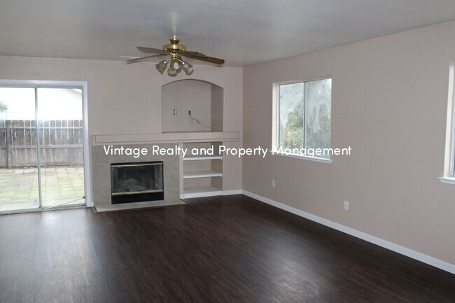 Foto del edificio - Back On The Rental Market Recently Updated...