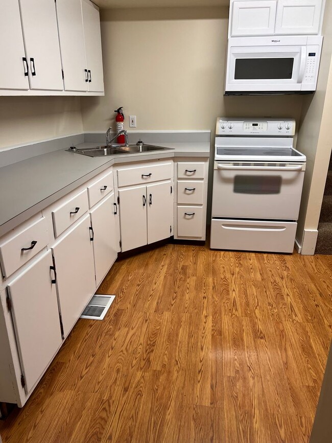 Building Photo - 123 E Broadway Ave