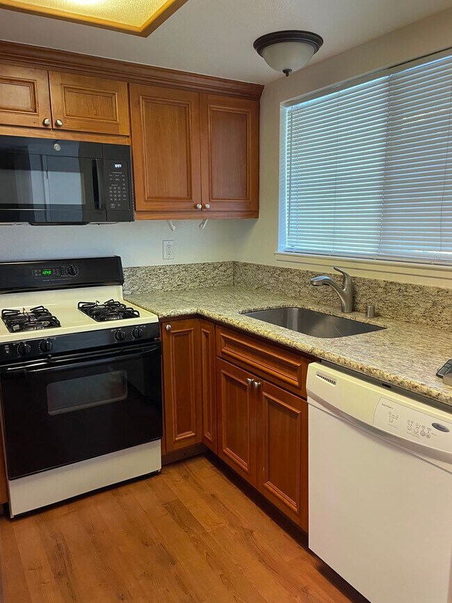 Foto del edificio - 3 bedroom 2.5 bath townhome Available now!