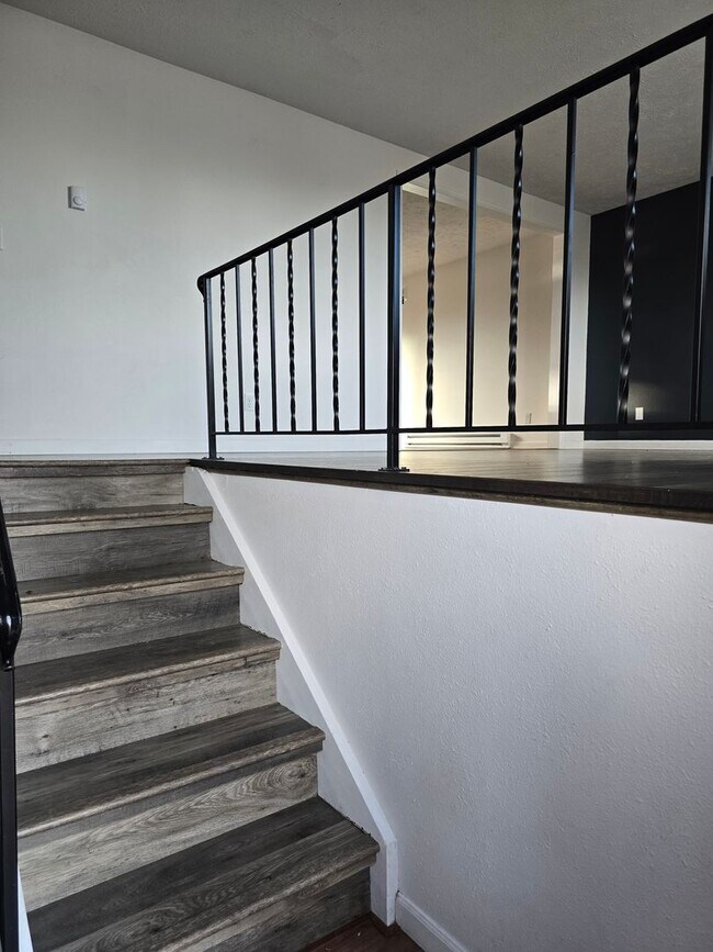 Foto del edificio - Gorgeous Eastside, 4 BD, w/Drive Under Garage, RV Parking