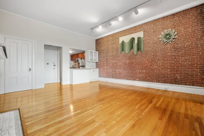 Building Photo - 225 Beacon St