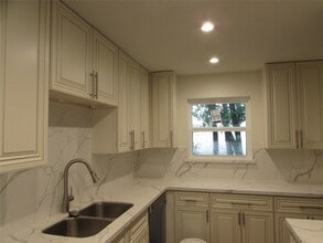 Building Photo - 201 Vanderpool Ln