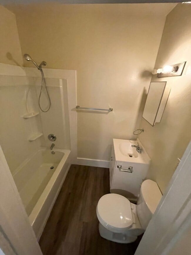 Building Photo - 2 bd 1 ba