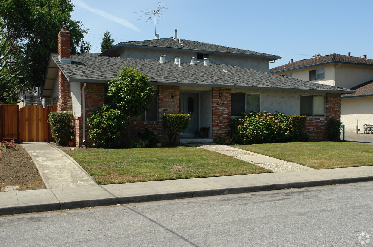 Building Photo - 662 E Olive Ave