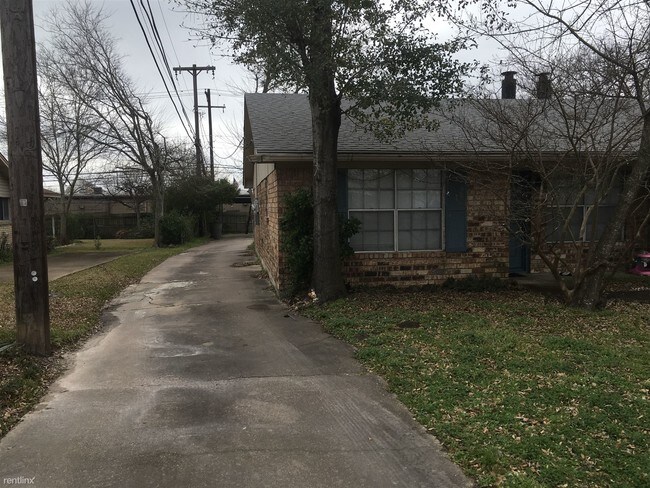 Building Photo - 2 br, 1 bath Duplex - 1922 Briar Oaks Dr 1922