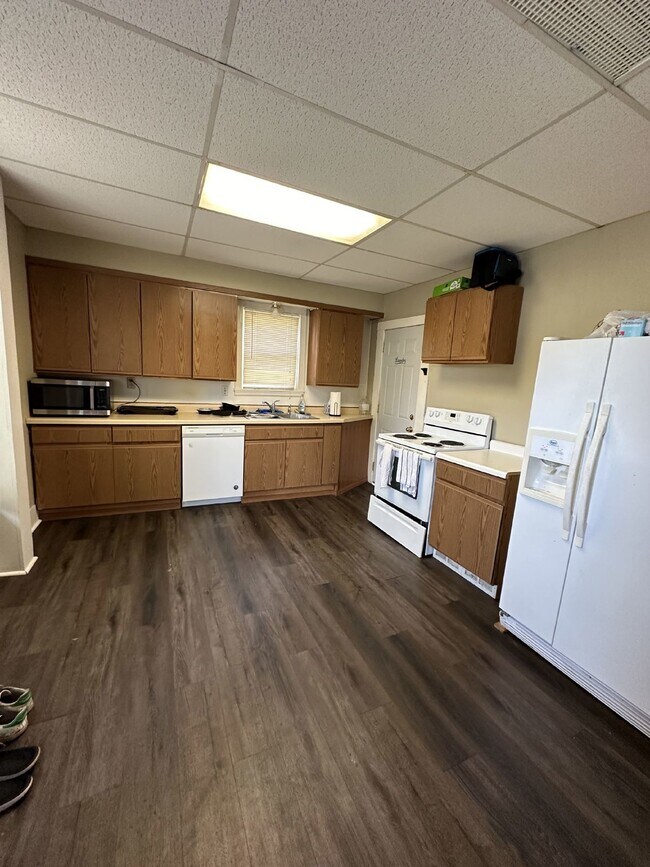 Foto del edificio - 4 Bed 1 Bath near UWEC, Water Street, and ...
