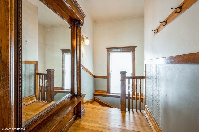 Building Photo - 1623 W Farragut Ave