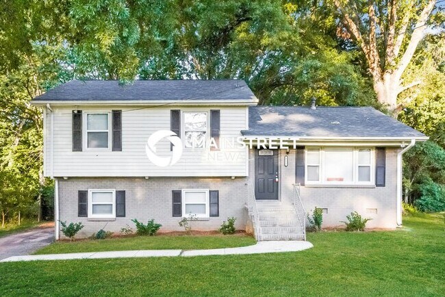 Building Photo - 4 Bedroom Pet-Friendly Home in Charlotte, NC with Main Street Renewal