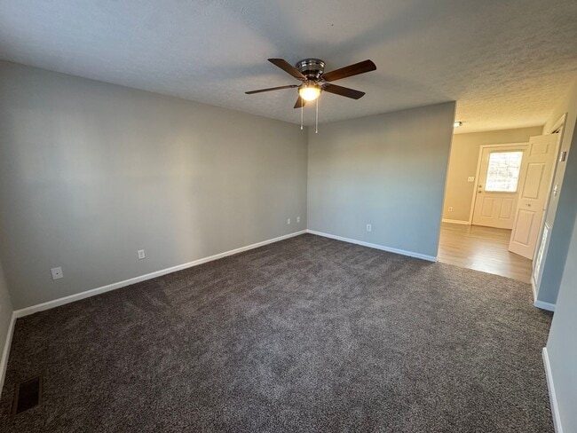 Foto del edificio - Spacious 3 bedroom, 2 bathroom home near Russell Sims park