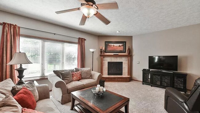 Building Photo - Luxury Living In Papillion!!