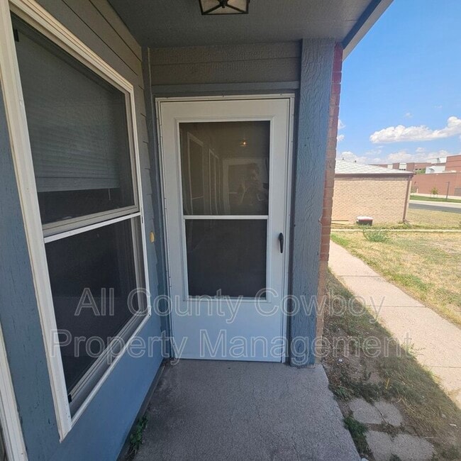 Building Photo - 142 S Cribbon Ave