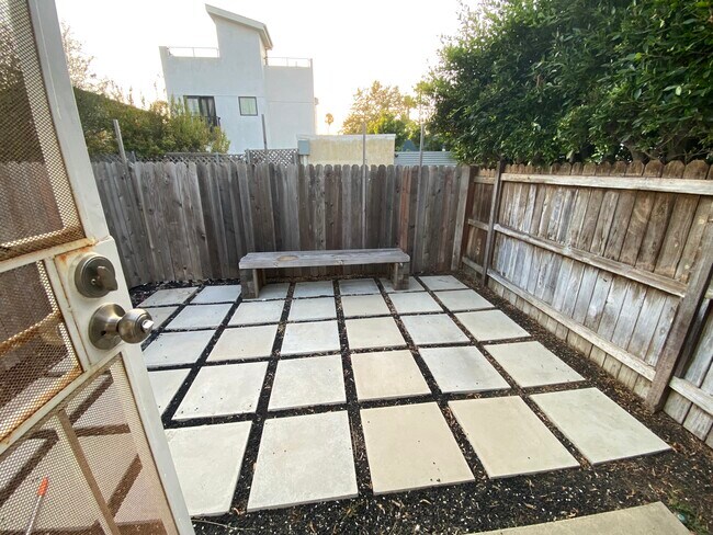 Patio privado: ¡queda espectacular con algunos muebles de exterior y plantas! - 935 Victoria Ave