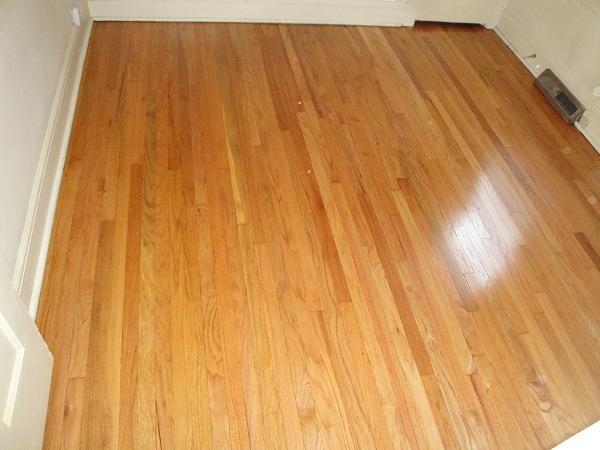 Piso de madera noble - 2407 Grove Ave