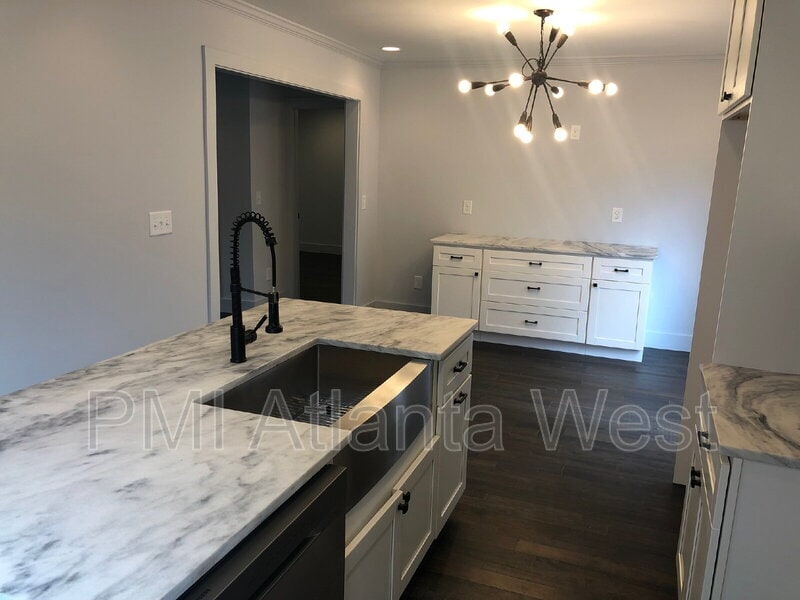 Foto principal - 874 Rochelle Dr SW