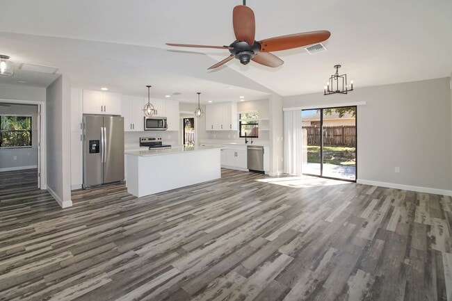 Building Photo - South Venice Annual Home for Rent