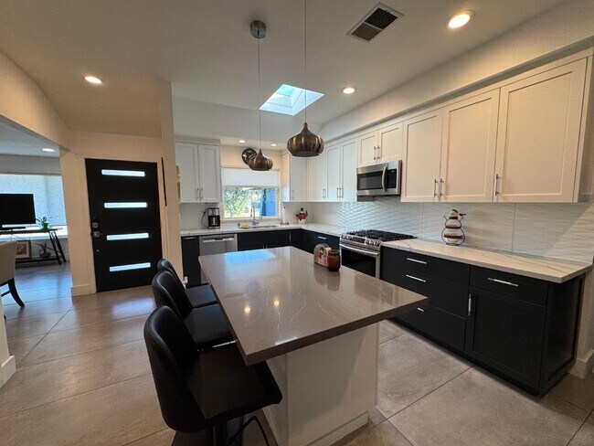 Foto del edificio - 5953 Shawcroft Dr