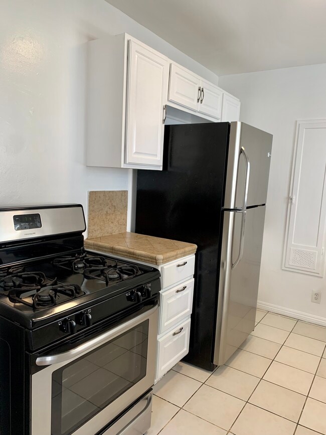Kitchen - 5616 Edgemar Ave