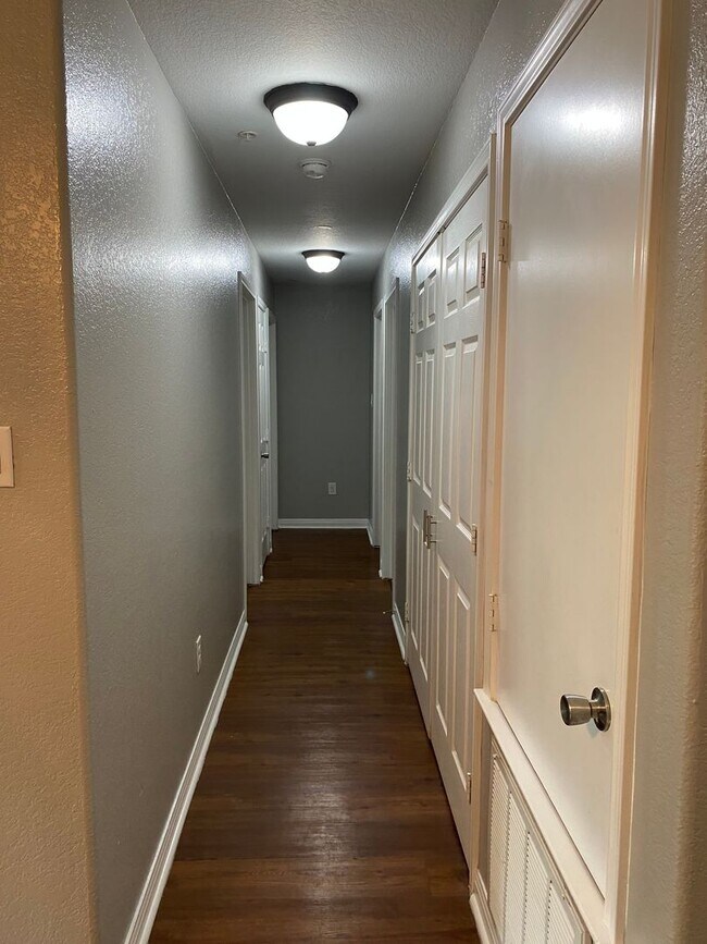 Building Photo - Spacious 3-Bedroom Near Live Oak