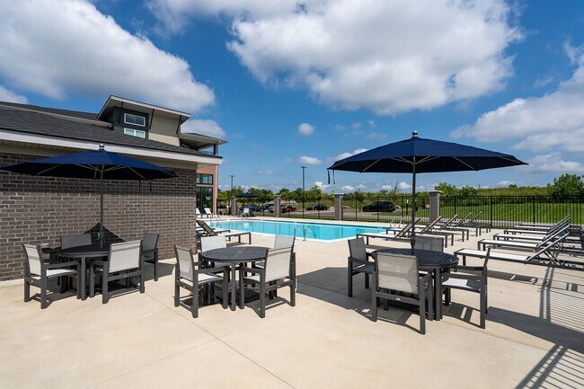 Sillas y mesas para piscina - The Flats of River Ridge