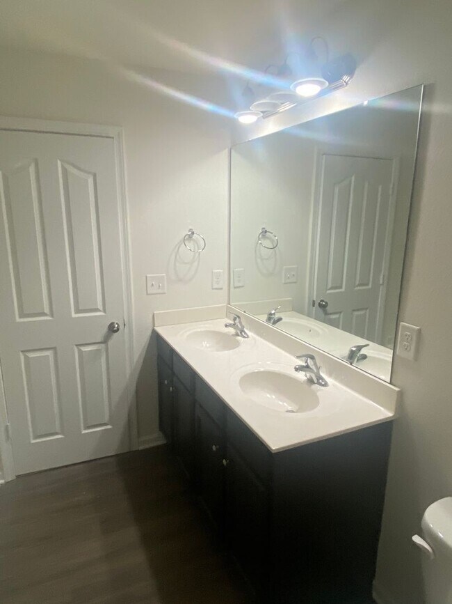 Foto del edificio - Large Four Bedroom Home In North Charlotte