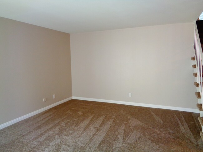 Building Photo - 2 Bed 1.5 Bath Condo, with Central AC in W...