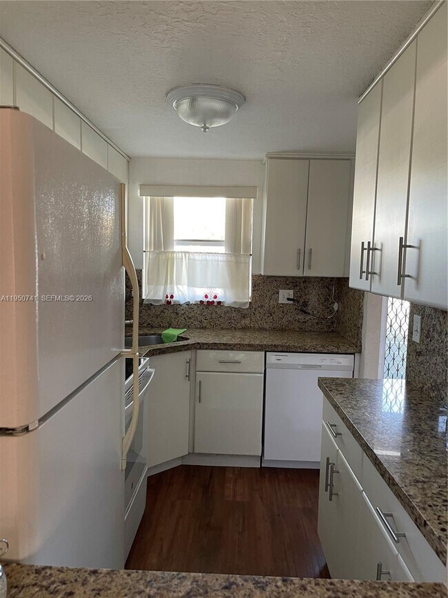 Foto del edificio - 8515 Sunrise Lakes Blvd