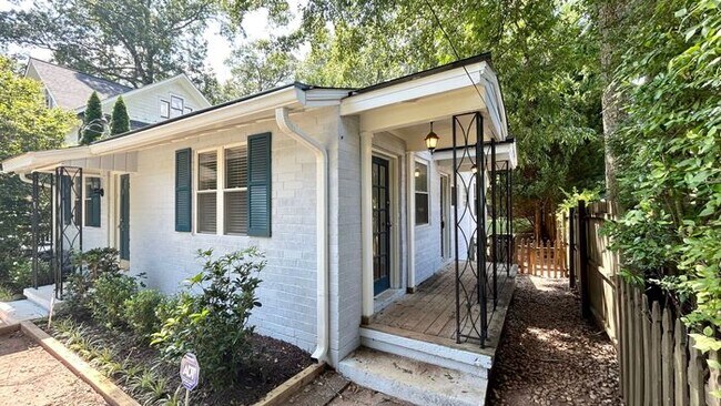 Foto del edificio - Cozy Remodeled Decatur 1 Bed-1 Bath DUPLEX...